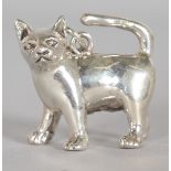 A MINIATURE NOVELTY SEATED CAT PENDANT.