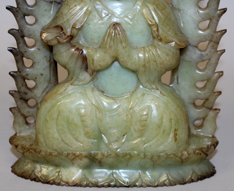 AN UNUSUAL 19TH/20TH CENTURY CHINESE JADE FIGURE OF BUDDHA, seated in prayer before a flaming - Image 6 of 8