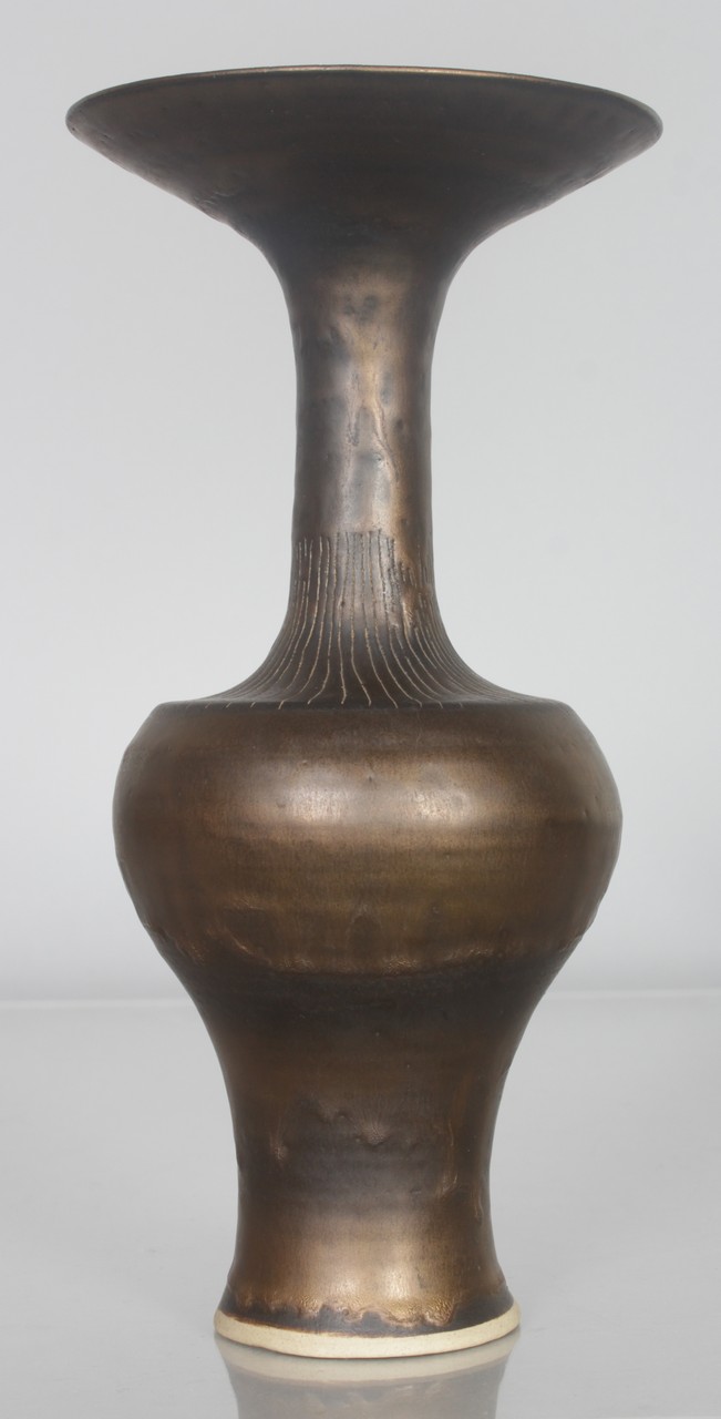 DAME LUCIE RIE (1902-1995) AUSTRIAN A SUPERB STONEWARE VASE with carved line pattern to the body and