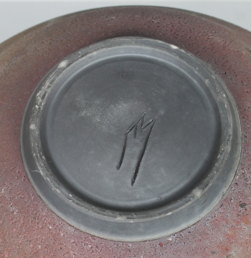 A CIRCULAR BROWN POTTERY BOWL. Impressed Script Mark. 6.5ins diameter. - Image 4 of 4