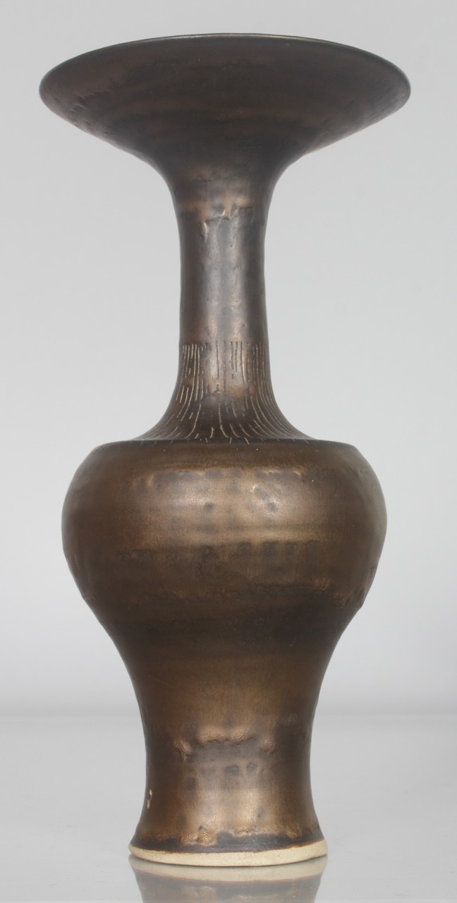 DAME LUCIE RIE (1902-1995) AUSTRIAN A SUPERB STONEWARE VASE with carved line pattern to the body and - Image 2 of 4