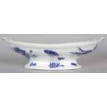 A LATE 18TH / EARLY 19TH CENTURY CAUGHLEY COALPORT FINE PEDESTAL DISH printed with the pine cone