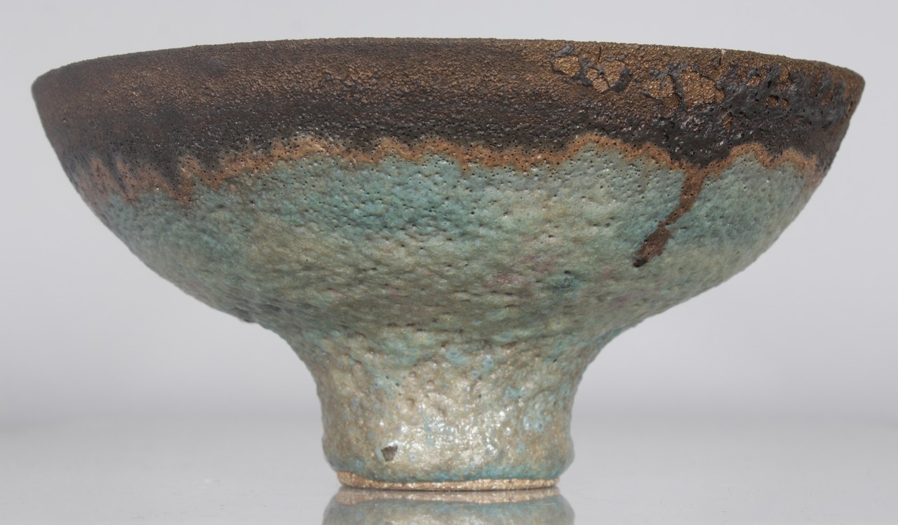 DAME LUCIE RIE (1902-1995) AUSTRIAN A FOOTED CIRCULAR BOWL with volcanic glaze. Impressed Mark. 8. - Image 2 of 5