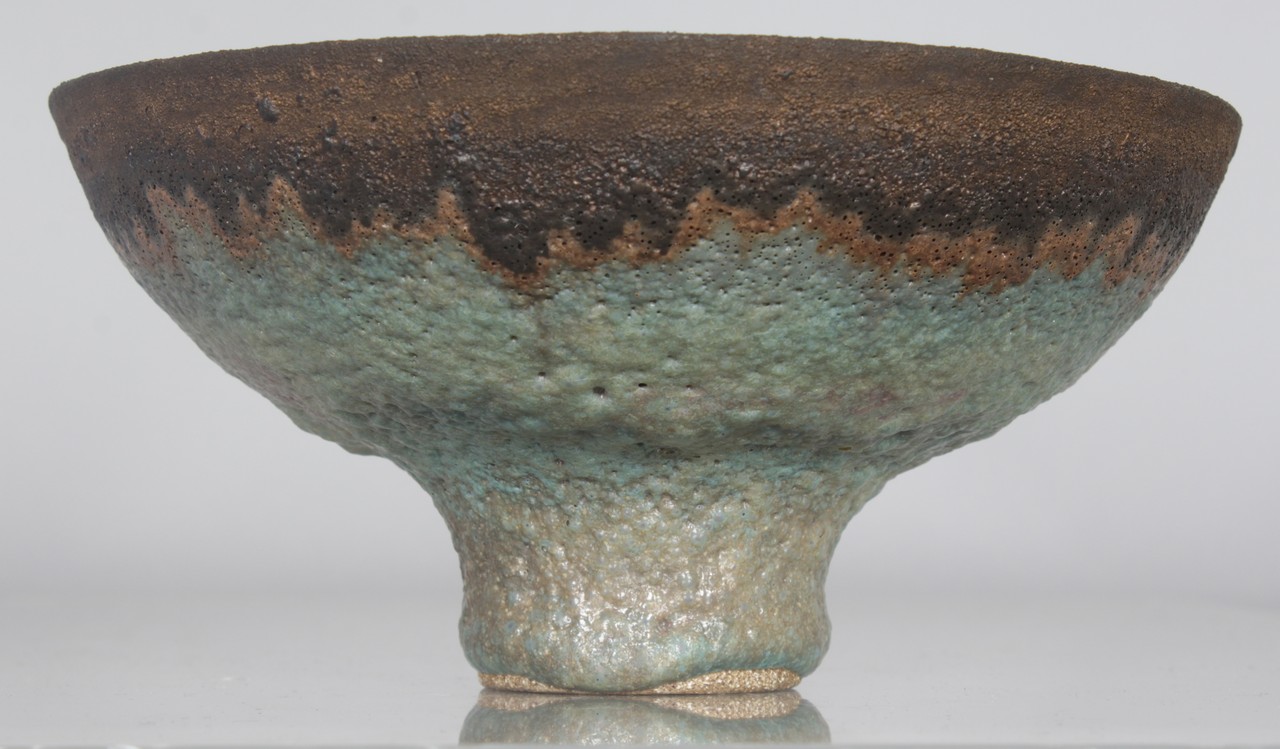 DAME LUCIE RIE (1902-1995) AUSTRIAN A FOOTED CIRCULAR BOWL with volcanic glaze. Impressed Mark. 8. - Image 3 of 5