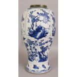 A LARGE CHINESE KANGXI PERIOD BLUE & WHITE PORCELAIN VASE, the sides painted in a vivid tone of