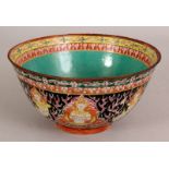 A GOOD 18TH/19TH CENTURY CHINESE THAI MARKET PORCELAIN BOWL, circa 1800, the sides painted with