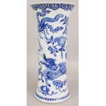 A LARGE GOOD QUALITY CHINESE KANGXI PERIOD BLUE & WHITE PORCELAIN BEAKER VASE, painted in a vivid