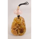 A GOOD QUALITY EARLY 20TH CENTURY CHINESE YELLOW CRYSTAL PENDANT, the tassel including a fish-form