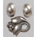 A PAIR OF GEORG JENSEN SILVER EARRINGS AND BROOCH.