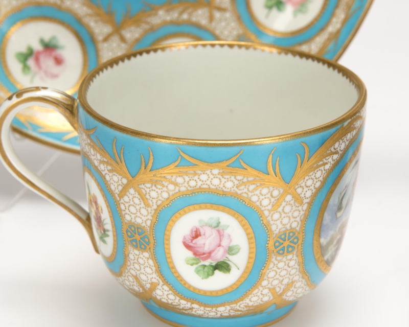 A pair of French porcelain teacups and saucers - Image 5 of 6