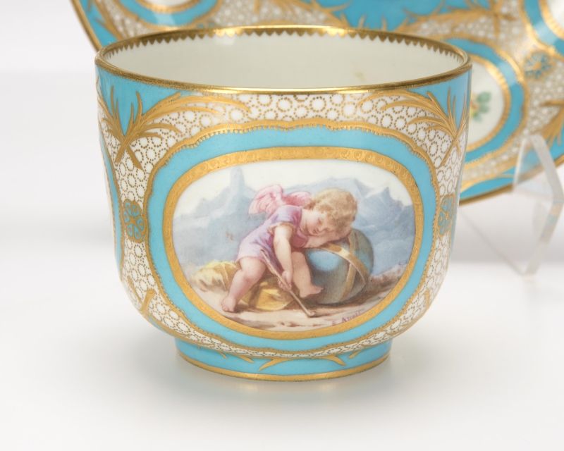 A pair of French porcelain teacups and saucers - Image 3 of 6