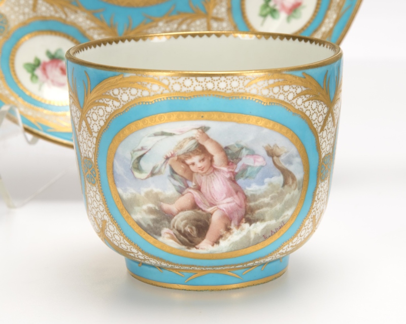 A pair of French porcelain teacups and saucers - Image 2 of 6