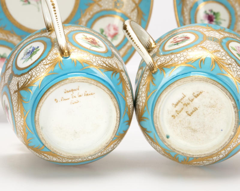 A pair of French porcelain teacups and saucers - Image 4 of 6