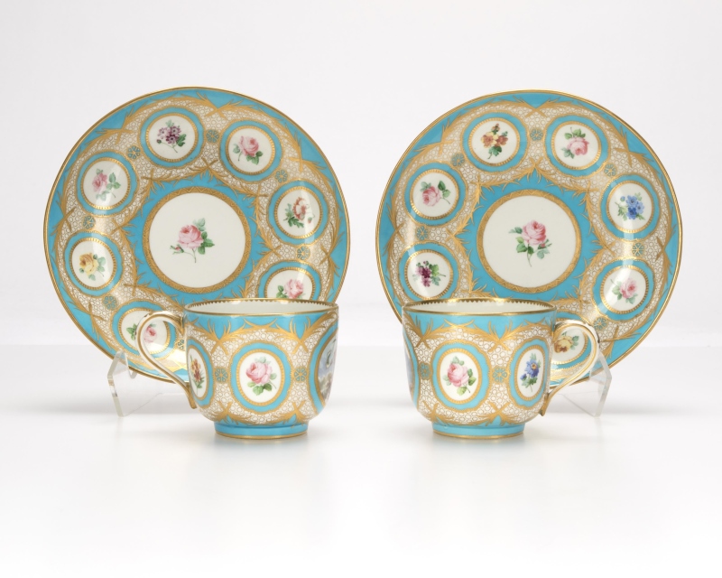 A pair of French porcelain teacups and saucers - Image 6 of 6