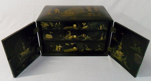 Lacquered jewellery box