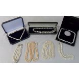 Various freshwater and synthetic pearl n