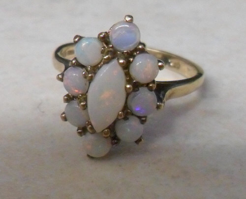 9ct gold white opal cluster ring size N/ - Image 2 of 2