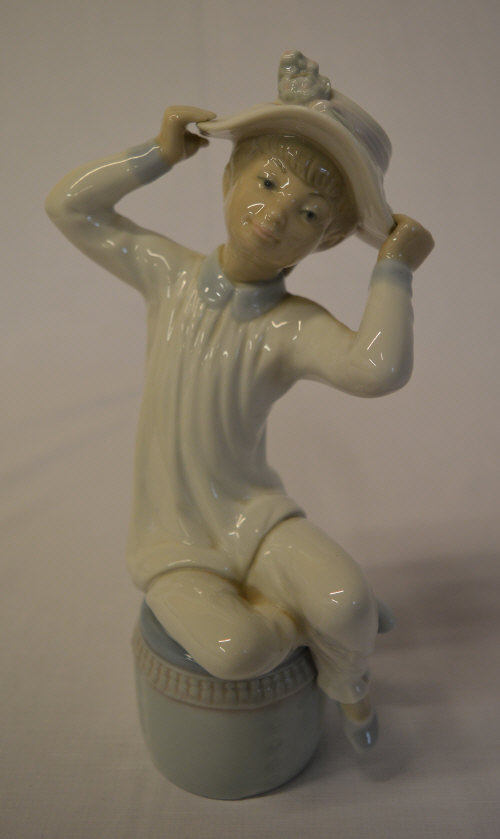 Lladro figure of a girl wearing a bonnet