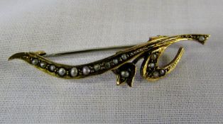 9ct gold and seed pearl brooch