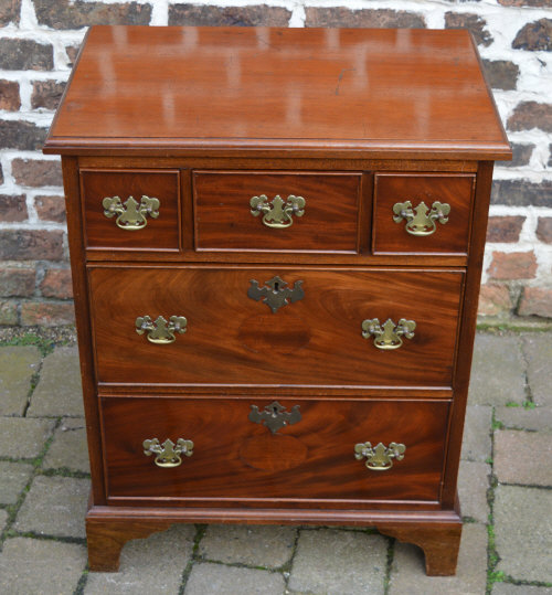 Georgian style chest of drawers with bra