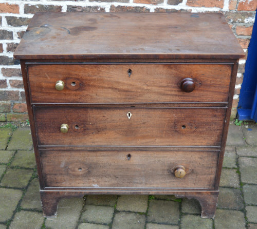 Georgian mahogany chest of drawers with