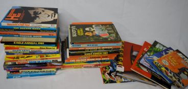 Large quantity of annuals inc DC, Marvel