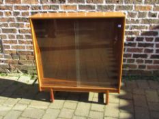1960/70s retro display cabinet with 2 sh