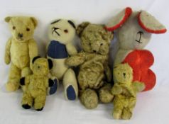 Assorted vintage teddy bears etc