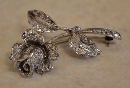 18ct white gold diamond chip brooch in t