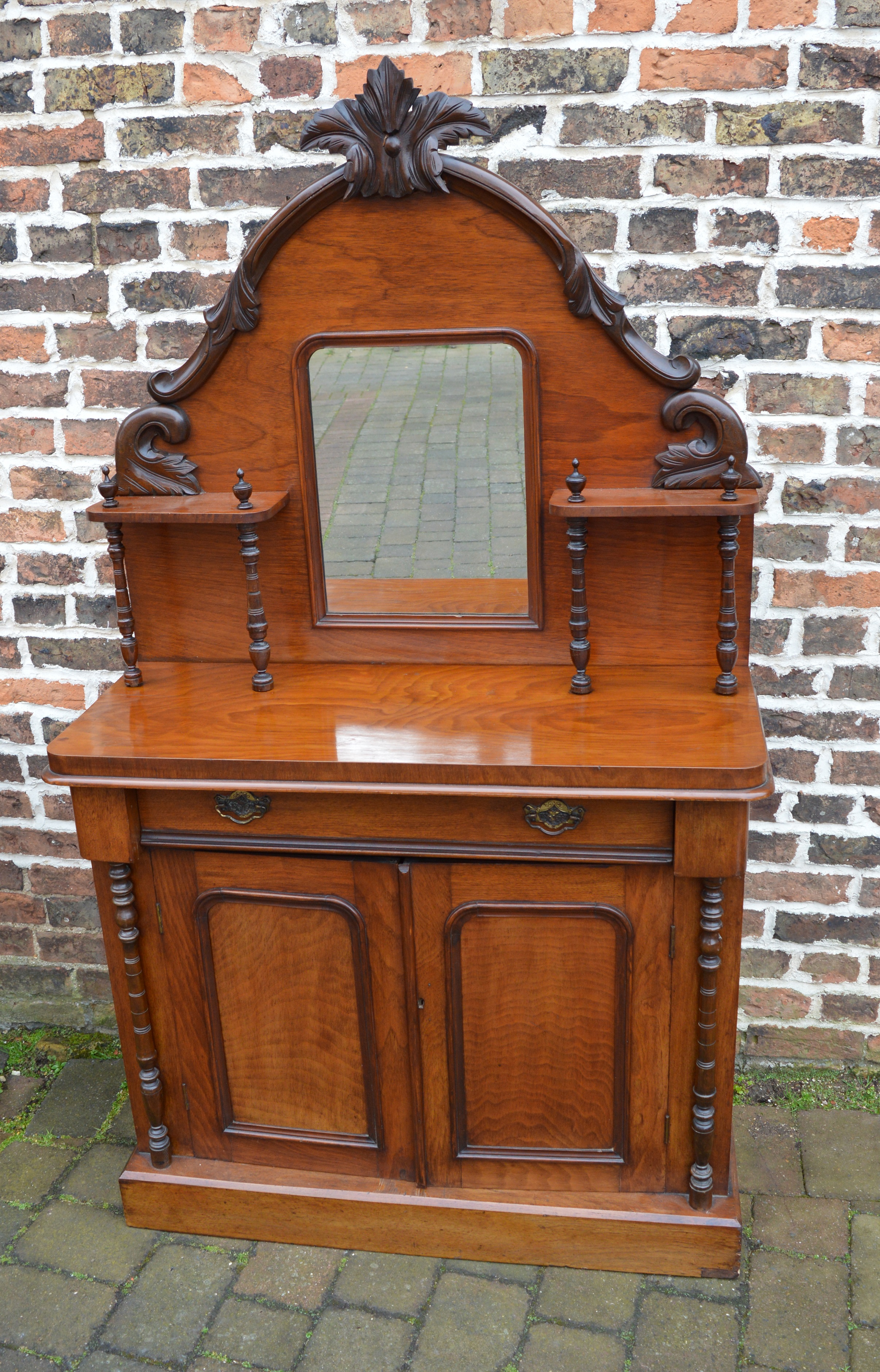 Victorian mahogany mirror back chiffonie