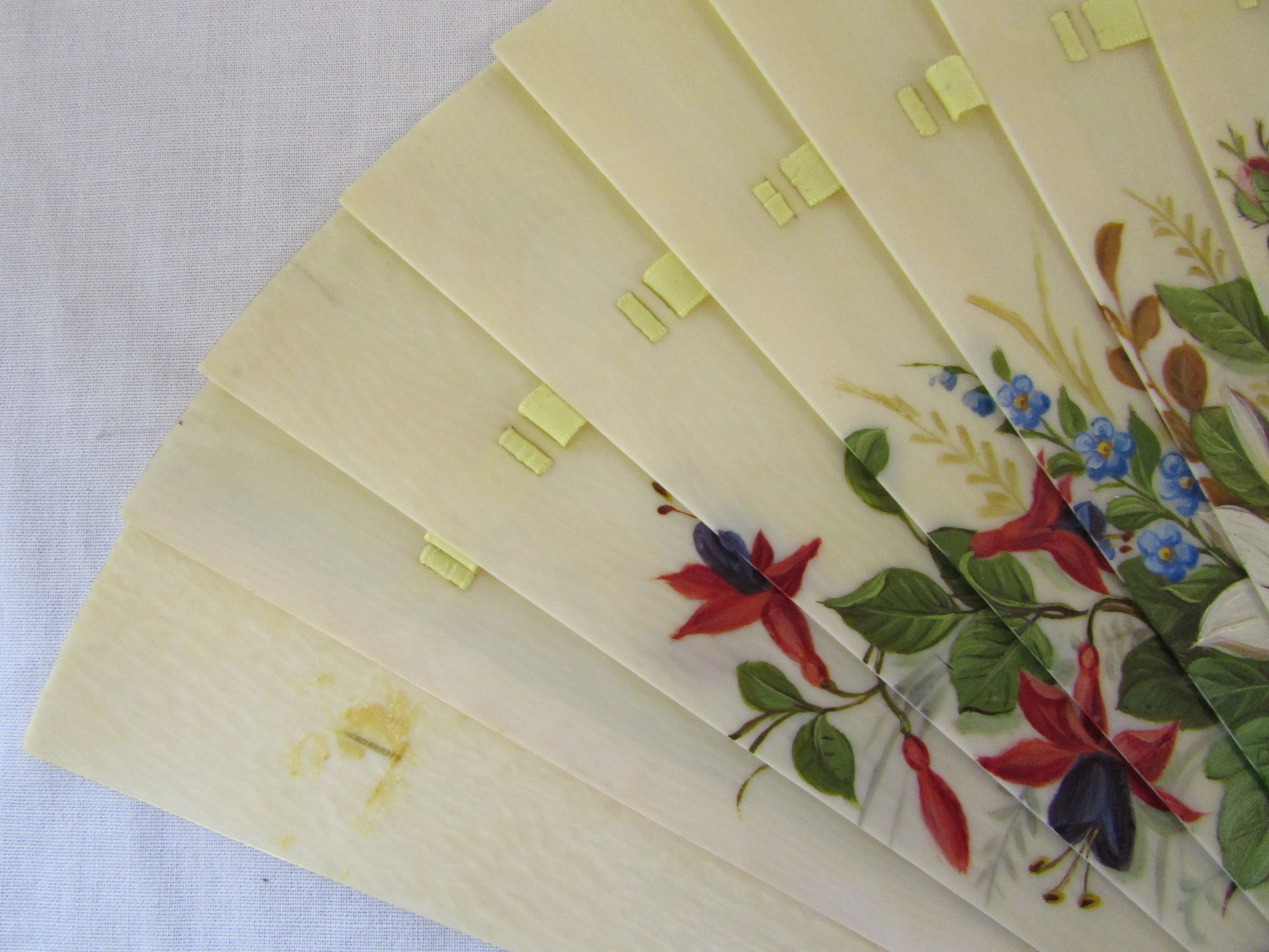 Early 20th century ivory fan with hand p - Image 5 of 6