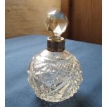 Glass scent bottle with silver collar Lo
