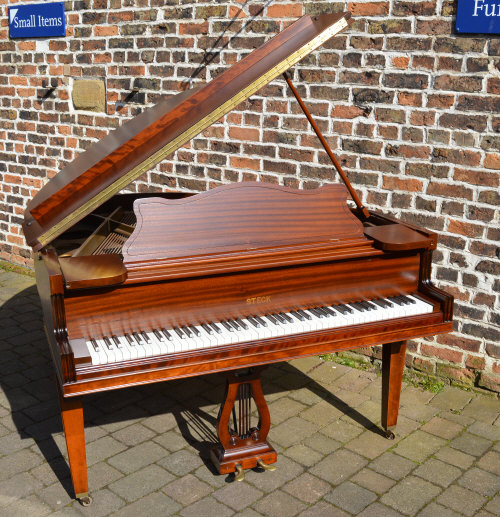 Steck baby grand piano in mahogany. 4ft