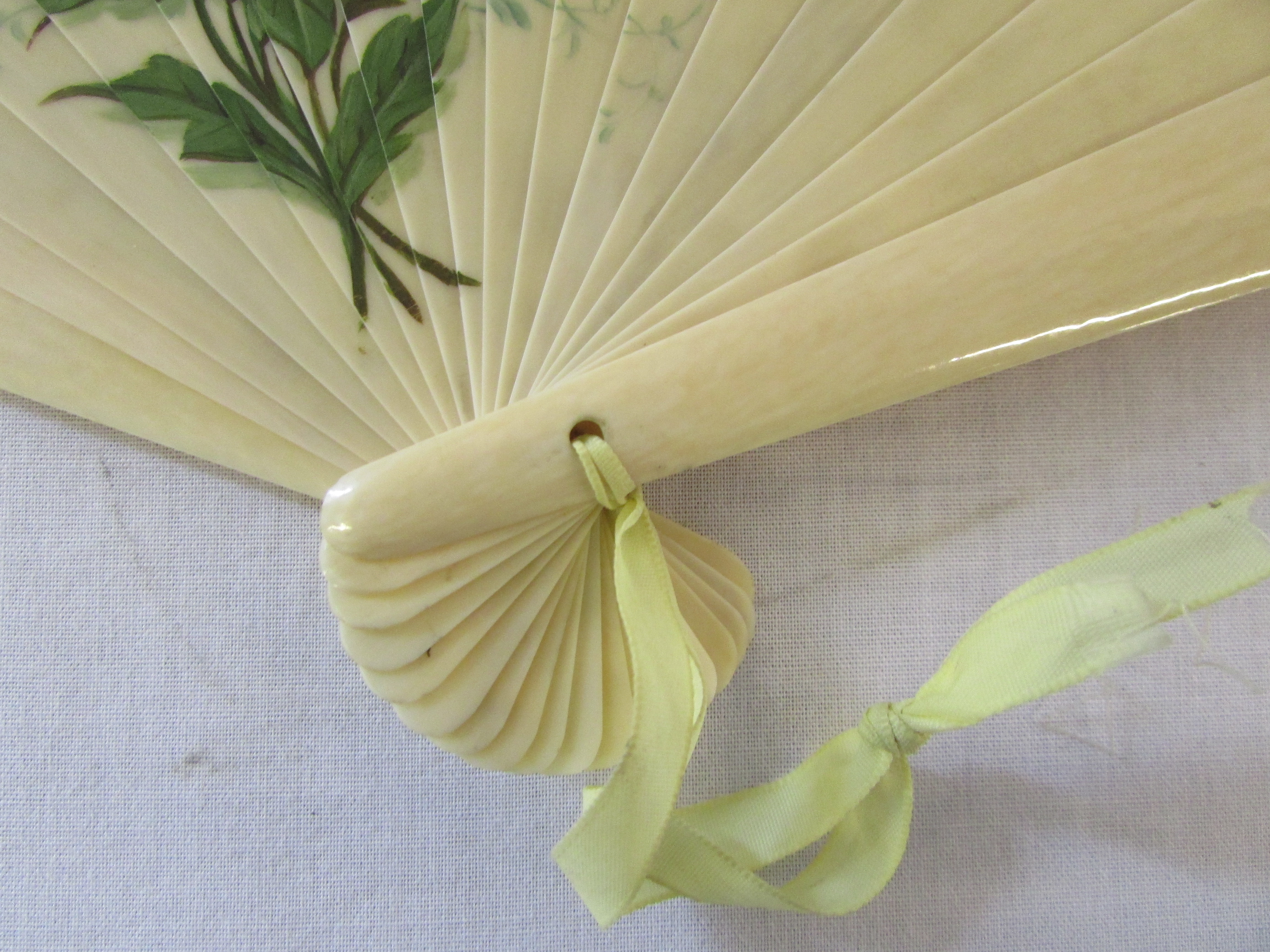 Early 20th century ivory fan with hand p - Image 4 of 6