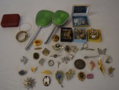 Various costume jewellery including broo