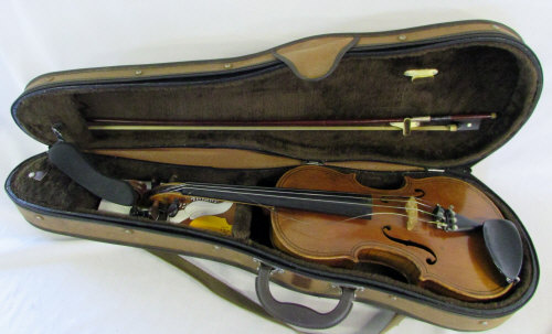 Full sized violin with bow, chin rest an