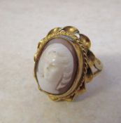 9ct gold cameo style ring size N total w