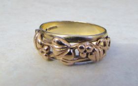 9ct gold ring decorated with leaves and