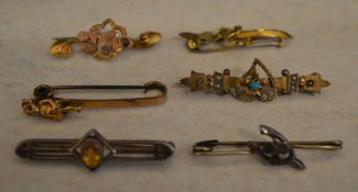 Various brooches including 9ct gold, rol