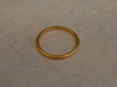 22ct gold wedding band, approx 2.4g