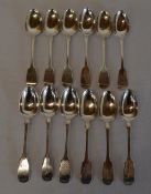 12 silver teaspoons, varying assays / da