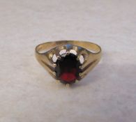 9ct gold garnet ring size V total weight