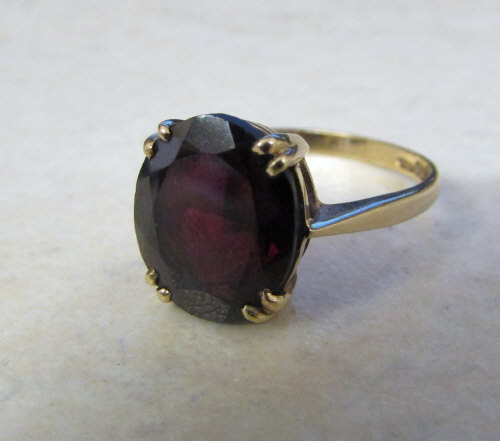 9ct gold garnet ring size P