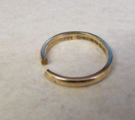 9ct gold band ring (cut) weight 2 g