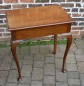 Early 20th century side table on cabriol