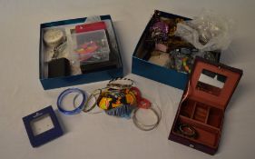 2 small boxes of mixed costume jewellery