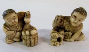 2 small ivory carved figures (1 af)