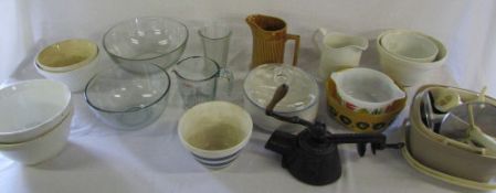 Assorted vintage kitchenalia inc bowls,