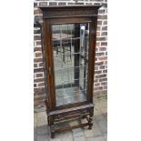 Oak display cabinet with leaded glass do