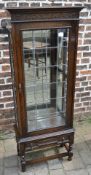 Oak display cabinet with leaded glass do